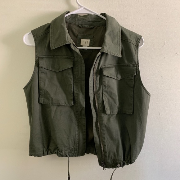 ❌SOLD ❌New Day | Cropped Military Vest - Picture 2 of 5